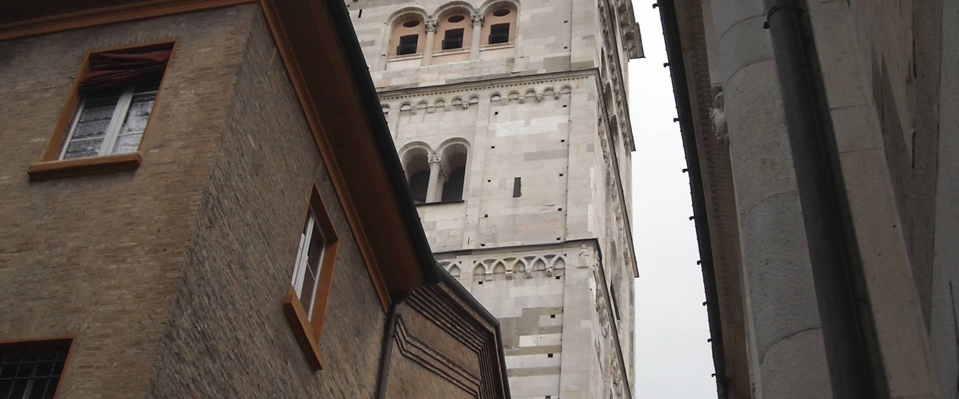 Duomo di Modena, veduta della torre campanaria da una via adiacente foto di Giuch86